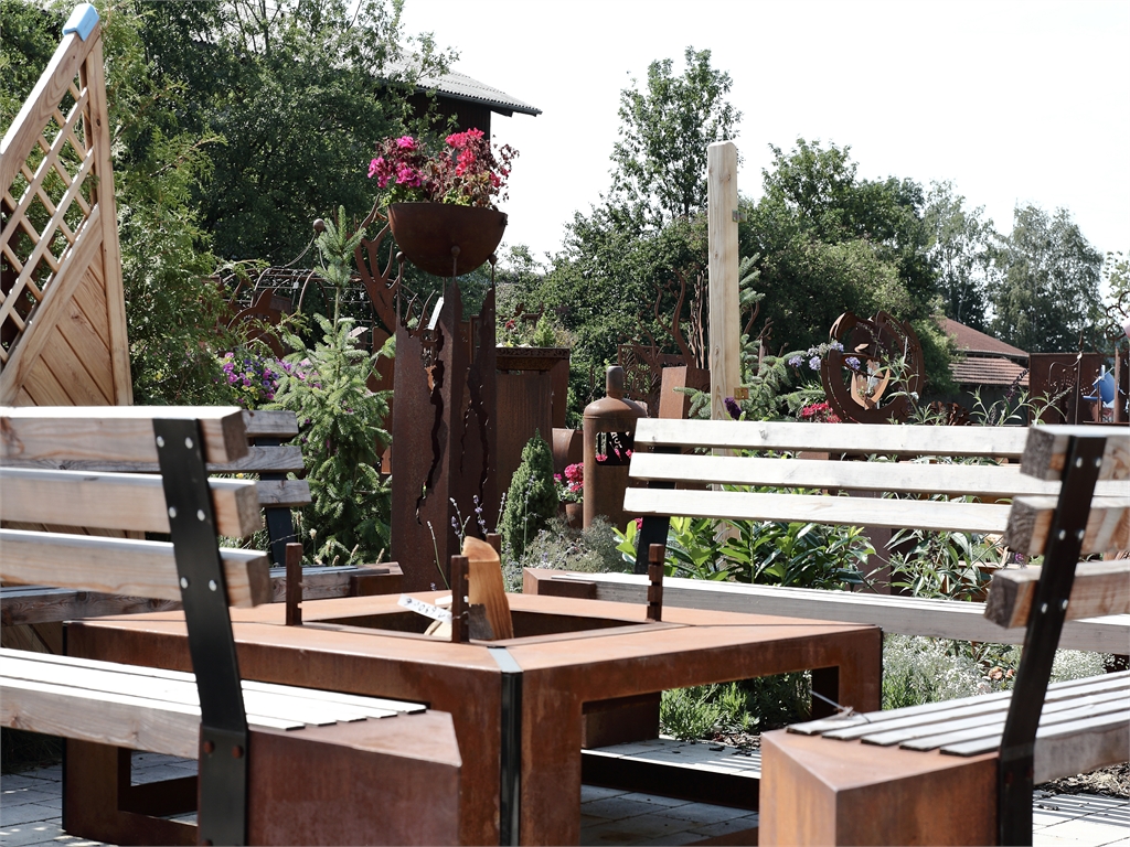 Sitzgelegenheiten- rostiger Garten Betzigau im Allgaeu